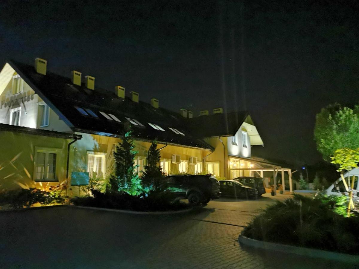 Zajazd Podzamcze Falkow Exterior photo